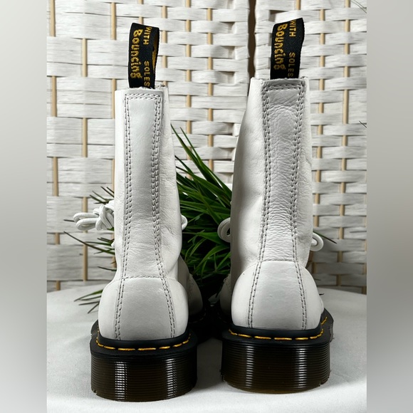 NWOT- Dr. Martens White 1460 Pascal White Soft Leather Ankle Boots- Size 6 - Picture 2 of 6
